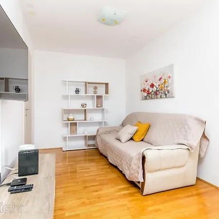 Tino Apartment Split